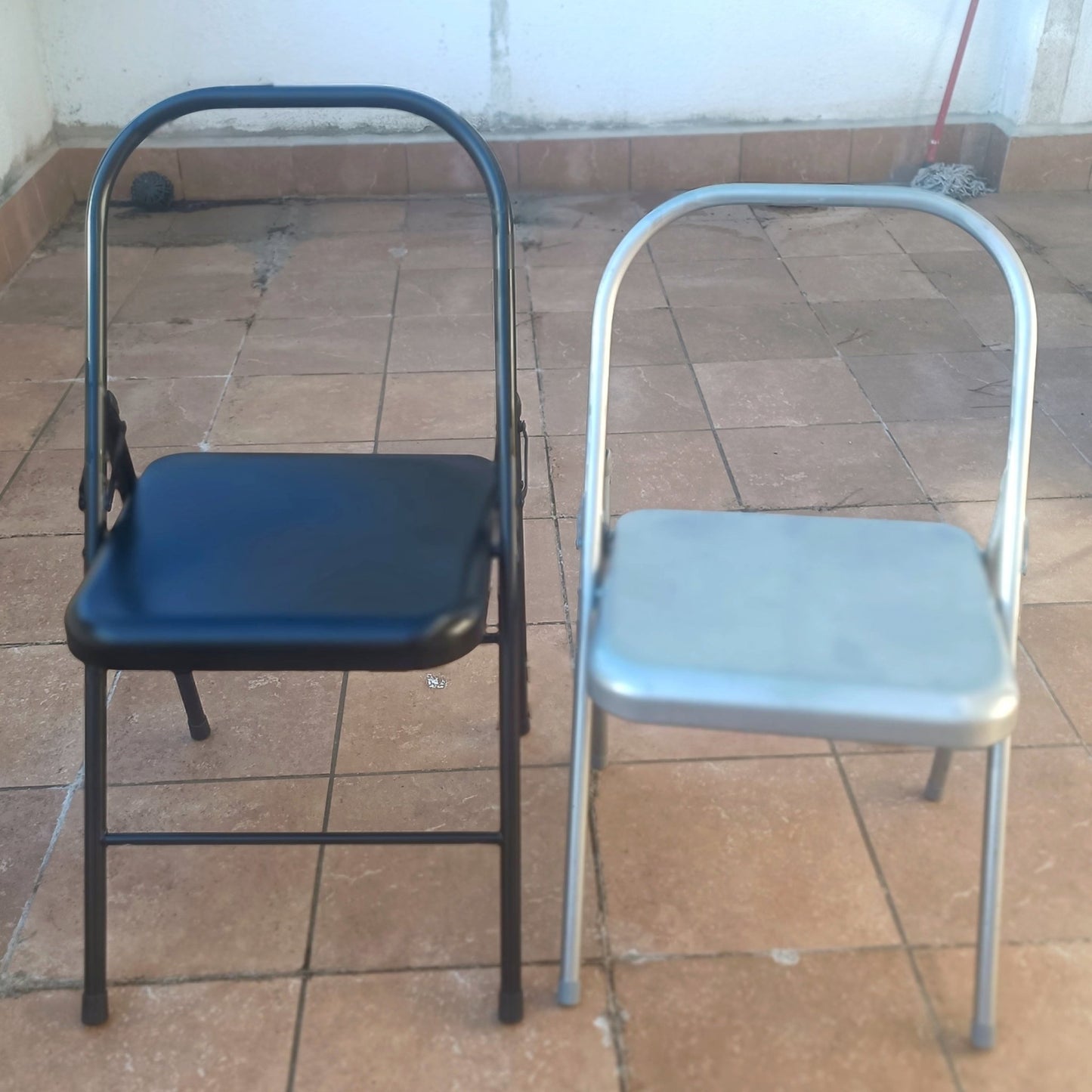 Hoher Yoga-Stuhl – entworfen für längere Beine und Oberkörper