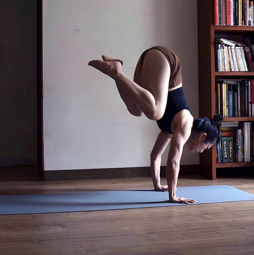 Short de yoga bleu - Isolda - taille haute et tissu innovant