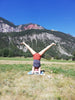 Élever ma pratique du yoga Iyengar pendant les vacances : flux créatif et alignement