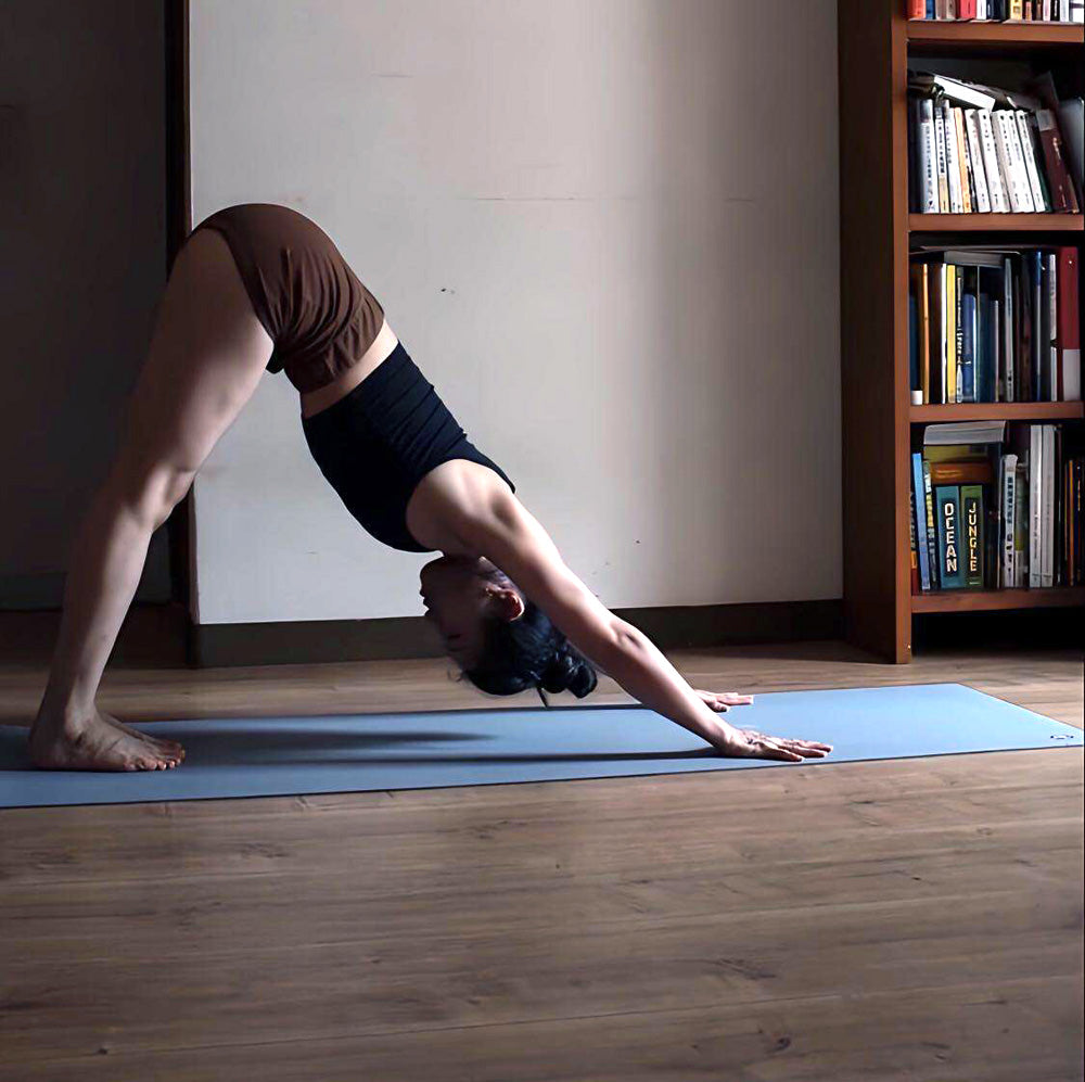 Short de yoga bleu - Isolda - taille haute et tissu innovant